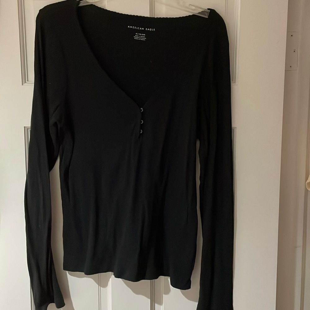 American Eagle Black V neck long sleeve Tshirt in size XL